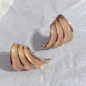 VINTAGE gold tone 50’s shell shape earrings